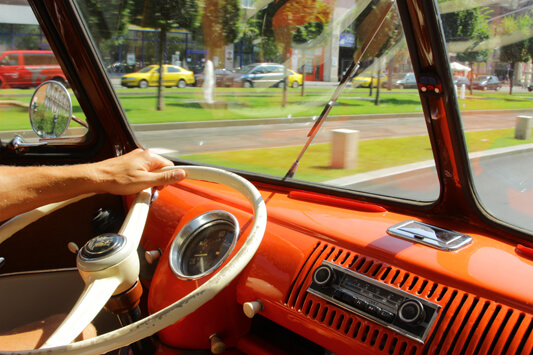 Private Busfahrt mit einem VW Bulli Samba - einen kultigen Retro-Bus in Budapest